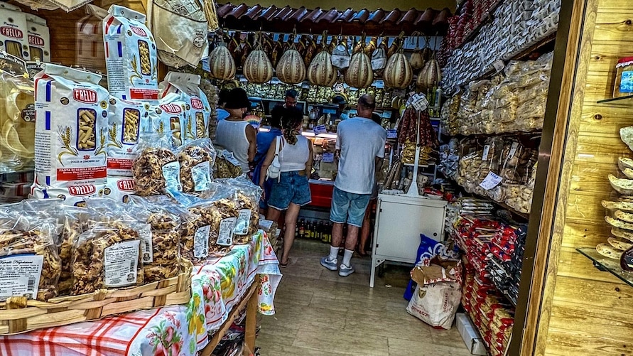 Latteria o macelleria? La guida allo shopping per le vacanze in Italia